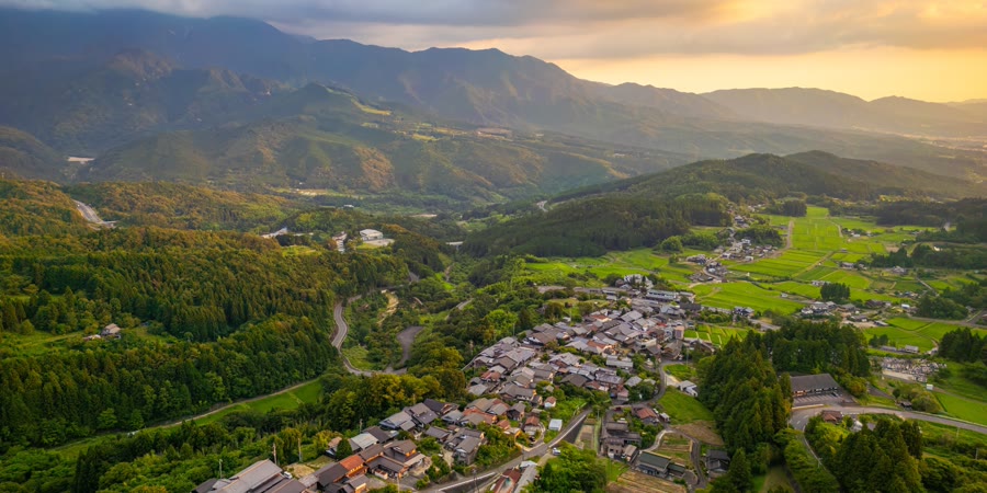 山あいの集落と流域の風景