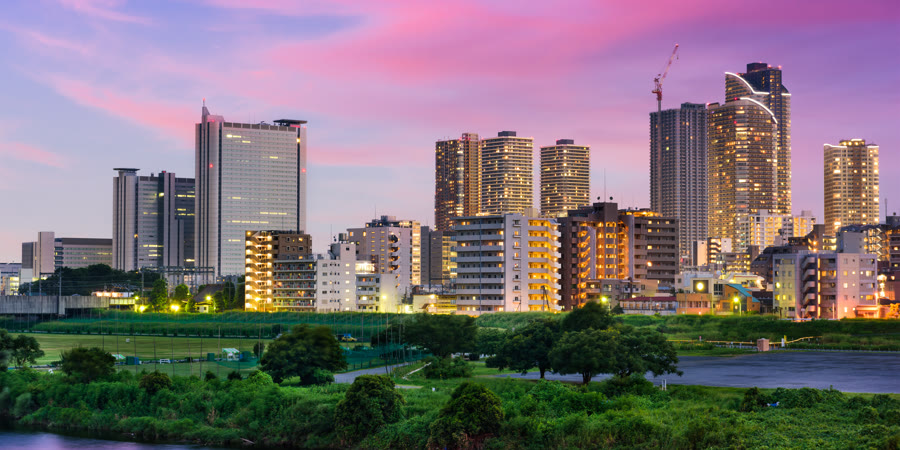 川沿いの都市と夕景